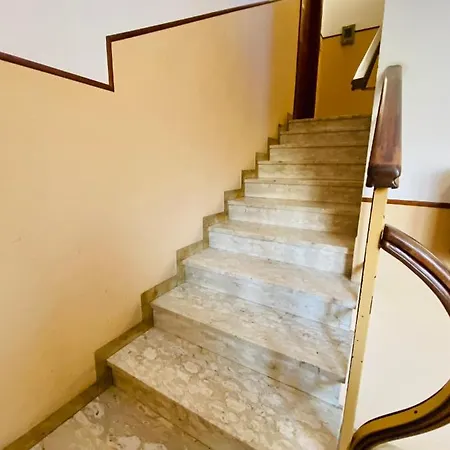 Hostdomus - Bilocale Sul Borgo