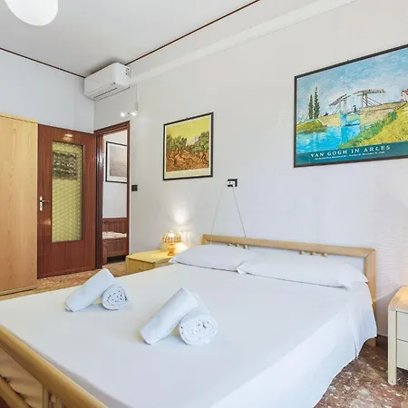 Hostdomus - Bilocale Sul Borgo Finale Ligure