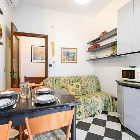 Hostdomus - Bilocale Sul Borgo Finale Ligure